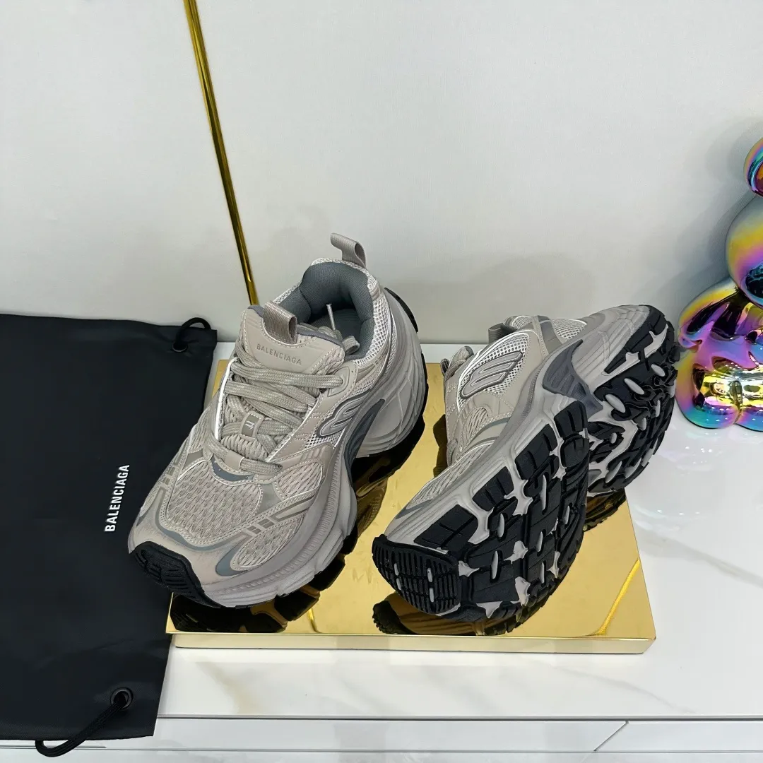 👟👟Ex-factory price 680👟👟 Balenciaga Balenciaga CARGO 6XL Sneakers Round-toe lace-up Low-cut lifestyle mesh lace-up Low-cut catwalk retro Balenciaga is always at the forefront of fashion. This model has huge size and eye-catching design. It is in line with the current "" trend. It uses an all-black color scheme to create a low-key yet gorgeous effect. The 6XL size makes it a conspicuous presence in the market. Suitable for people who pursue individuality. The products released this time once again reflect their innovation capabilities. They are made of microfiber and mesh. Its avant-garde design, exaggerated volume and reflective details give it a special silhouette. It is made of mesh material, which brings good foot feel, comfortable and breathable. The appearance still adopts the classic shape. The shoe body is fashionable and easy to wear. Item No.: 815859 W2MV2 1012 Size: 35-46